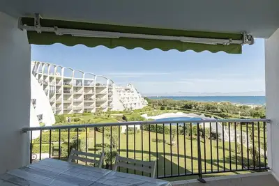 Image de Lumineux 26 m² avec piscine et vue sur mer