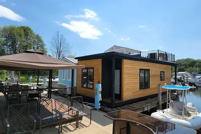 Image de Relax In Style On The Water In South Haven Michigan.