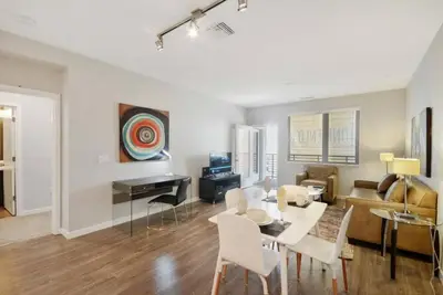 Image de Silicon Valley Retreat: Modern 2br Condo with Rooftop Pool