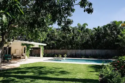 Image de A 3-bedroom/2 bath, fully-renovated home with a resort-style pool and spa.
