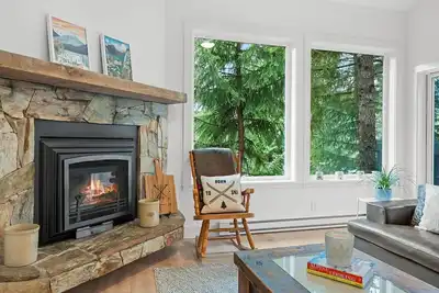 Image de Beautiful 3 Bedroom Half Duplex in the Heart of Whistler Creekside!