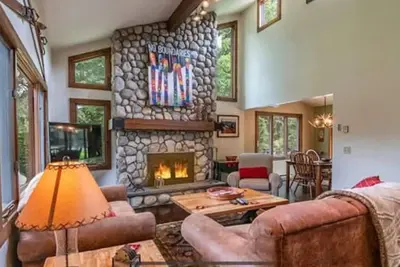 Image de Waterfront access & beach-walk to town from Big Spruce Lodge on Mirror Lake Dr