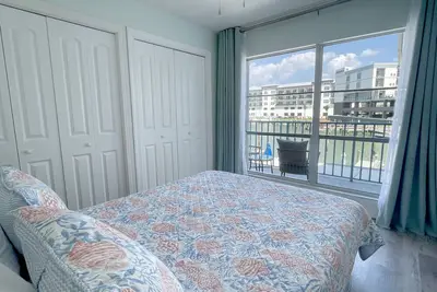 Image de Water-view escape within a 5-minute walk of Madeira Beach