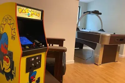 Image de South side apartment with game room