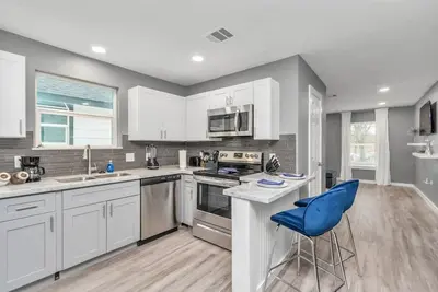 Image de Stylish & Furnished Near Downtown ¤ King Beds & Premium Amenities [Discount]