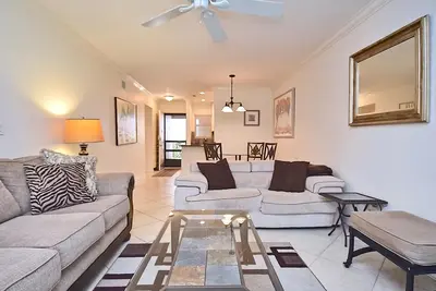 Image de Short walk to #1 Siesta Beach! Covered parking, Heated Pool.