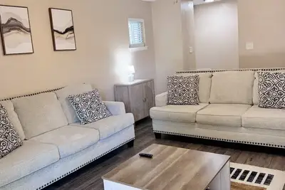 Image de Charming King- Ensuite Home - Only 15 Mins to Dt!