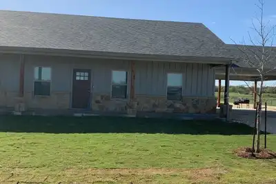 Image de Lone Oak Place with Horse Stalls
