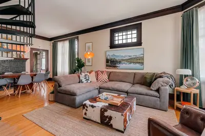 Image de Luxury Craftsman Home in Mission: featuring private yard, sauna & home gym