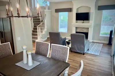 Image de 3 Bedroom/2. 5 Bath Sleeps 6 Short drive to Beach/Harbor/Shops/Restaurants