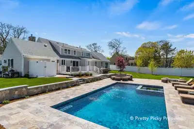 Image de Eileen's Escape: 021-C Luxurious Chatham Home, Heated Saltwater Pool, Newly Renovated