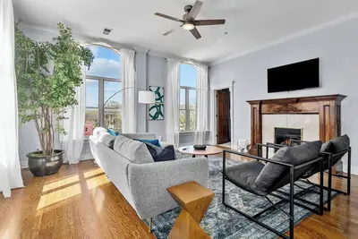 Image de Spacious 2 Bedroom Penthouse w\/ Skyline Views | 24
