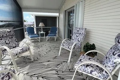 Image de Quiet, clean & comfy 2 bed-2bath with 8000lb boat lift and large screened lanai
