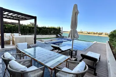Image de Luxurious Villa with Infinity Private Pool & Jacuzzi over Sabina Island's Lagoon