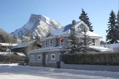 Image de Beautiful character home in the heart of down town Banff.