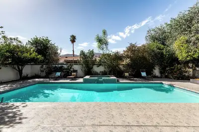 Image de Centrally Located Spacious Saltwater Pool and Spa Home
