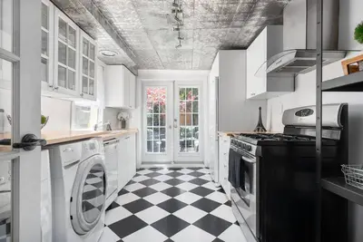 Image de 6 Bdrm + 5 Bthrm Heritage Home - Ideal for Students and Young Professionals