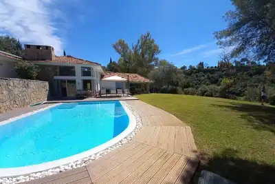 Image de Villa zu Vermieten in Porto del Almendros, Los Arqueros, Benahavis