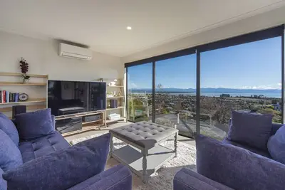 Image de Blue Water Views - Modern, Sun-filled & Offers Fantastic Views over Tasman Bay.