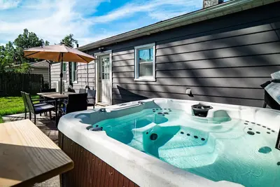 Image de Secluded & Renovated Home With Backyard & Hot Tub!