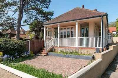 The Tea House - A Stones Throw from Beach