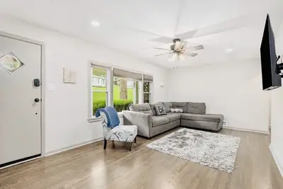 Image de Recently remodeled home with bedrooms and living spaces on the ground floor