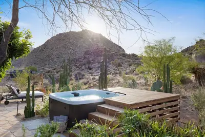 Image de Moonbeam Mountain - Stylish Home w\/Private Boulders and Hot Tub!