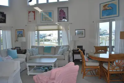 Image de Beautiful rental property with a stunning water view!