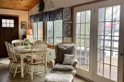Image de Charming cabin nestled along the picturesque shores of Whitefish Lake