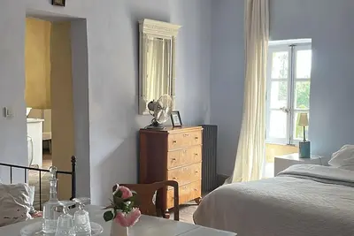 Image de Original 19th c. Bedroom. Spacious, Stylish and Romantic