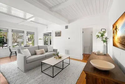Image de The Adaline #3 | Hyde Park Apt, Steps to Bayshore!