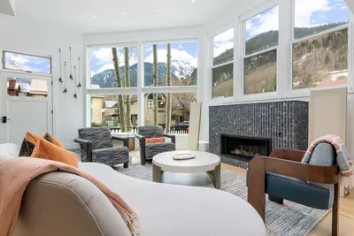 Image de Home in Town by InvitedHome | Patio, Pizza Oven, Hot Tub, Exclusive Long Term