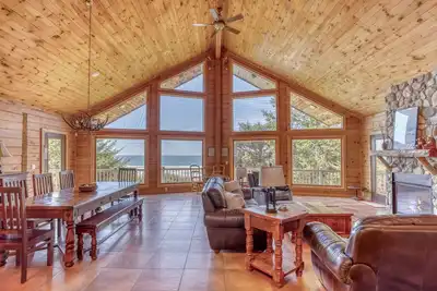 Image de Private Hilltop Ocean Views, Cathedral Ceiling, Fabulous Game Room Near Newport!