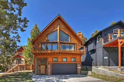 Image de Modern and spacious home with king suite, pool table, and more! Pet-Friendly