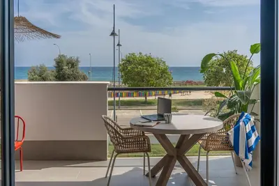Image de Heima in front of the Sea