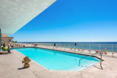 Image de Oceanfront condo with pool, hot tub, gym, and beach access - scenic balcony & Ac