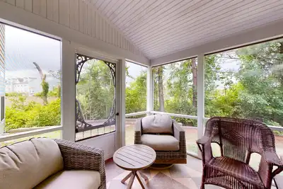 Image de Creekside townhome with gas grill, patio, deck, W\/D, full kitchen, & pool table