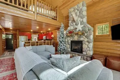 Image de Boyne Mountain Cabin Upscale/Cozy\nClose to Golf, Ski In/Out 4-bedroom w/Hot Tub