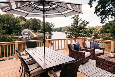 Image de Secluded lakefront cottage on Lake Wylie in Charlotte, Nc