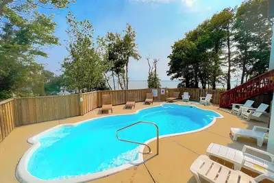Waterfront, Stunning Views + Pool + Kayaks! Pet friendly!