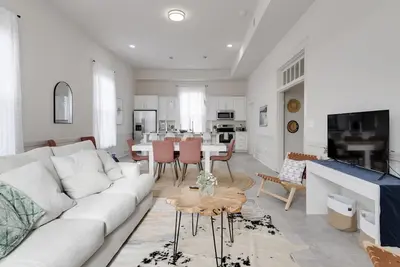 Image de Coastal Charm and Convenience: Luxurious 5-Bedroom Just Steps From Downtown