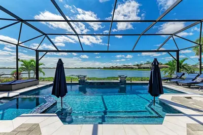 Image de Lakefront Luxury Pool Spa Gym - Private Home  with resort-like surroundings
