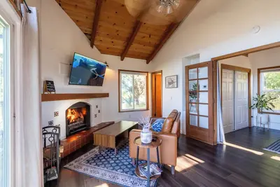 Image de Soak in a Private Hot Tub while you Enjoy the Mountain Views, 30 days min.