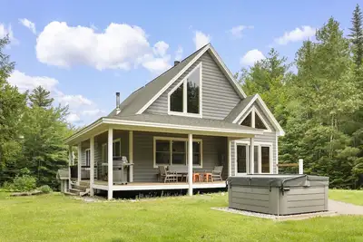Image de Large chalet, hot tub, fire pit, grill, ping pong. Ski, bike, hike out the door!
