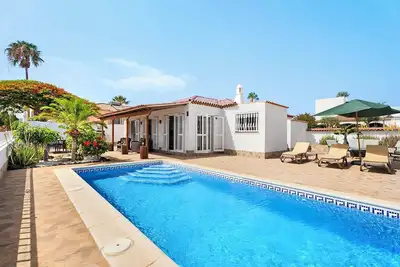 Image de Eliana Golf - Trois Chambres Villa, Couchages 5