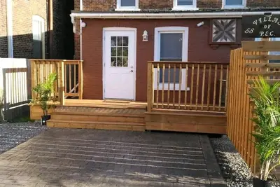 Image de Tastefully Modernized Century Home. Located in Downtown Picton,