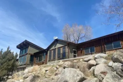 Image de Yellowstone Riverview Cabin - 4BRs w\/ Stunning Mountain Views!