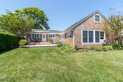 Image de New Suffolk Waterfront Beach Cottage Steps From Water\/Beach\/Restaurants and More