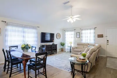 Image de Cozy & Spacious 4 bdrm Cottage in Pensacola