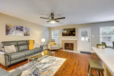 Image de Modern Woodlands Townhome w/ Spacious Yard & Patio